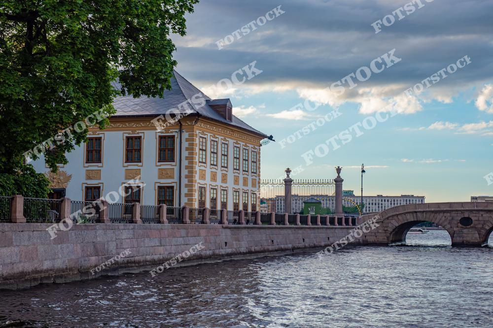 На фотографии изображён Летний дворец Петра I, расположенный в Санкт-Петербурге. Это старинное здание, окружённое зеленью, представляет собой один из первых дворцов города, построенных для Петра Великого. Архитектура Летнего дворца гармонично сочетается с окружающей природой и водами реки Фонтанки.